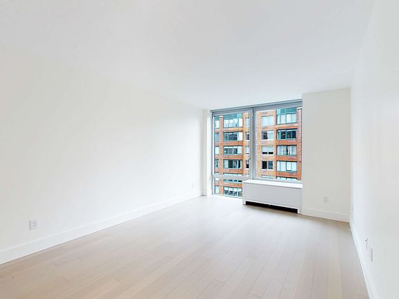 3rd image of 212 W 72nd St #10E