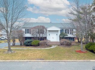 90 Chaffee Cir, Norwood, NJ 07648