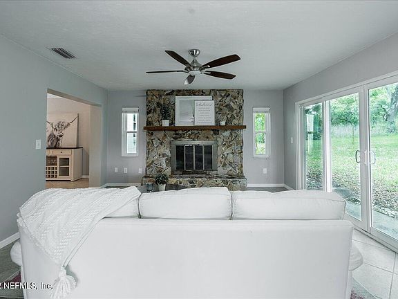 5th image of 216 E Country Club Dr