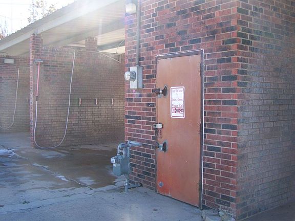 5th image of 302 S Washita Ave