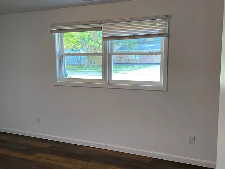 883 Roanoke Dr — Photo 3