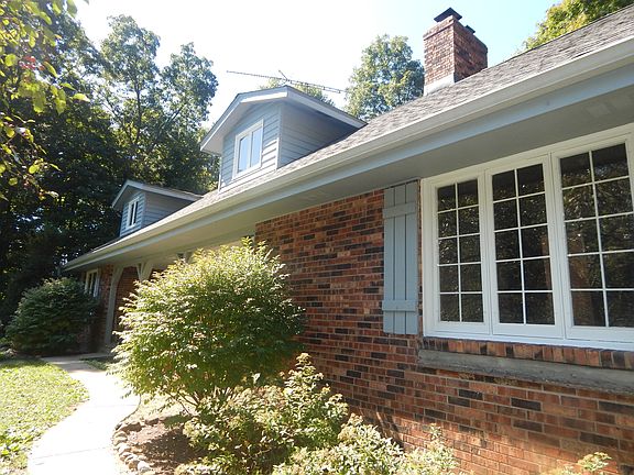 Walkway to front of home