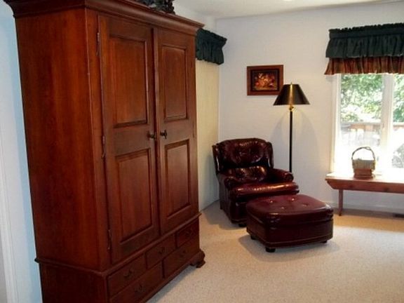 4th image of 215 Dugger Dr