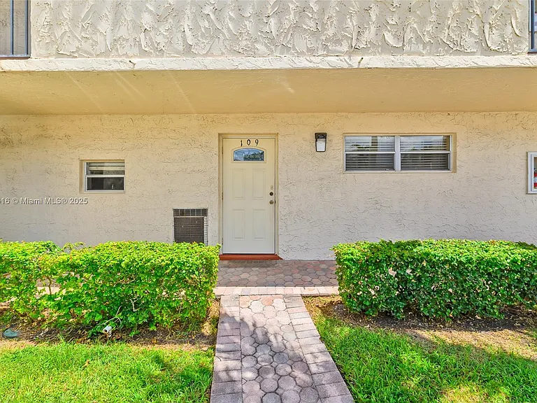 681 S Hollybrook Dr #109 — Photo 1