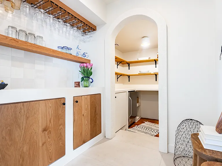 Bar and pantry in the kitchen