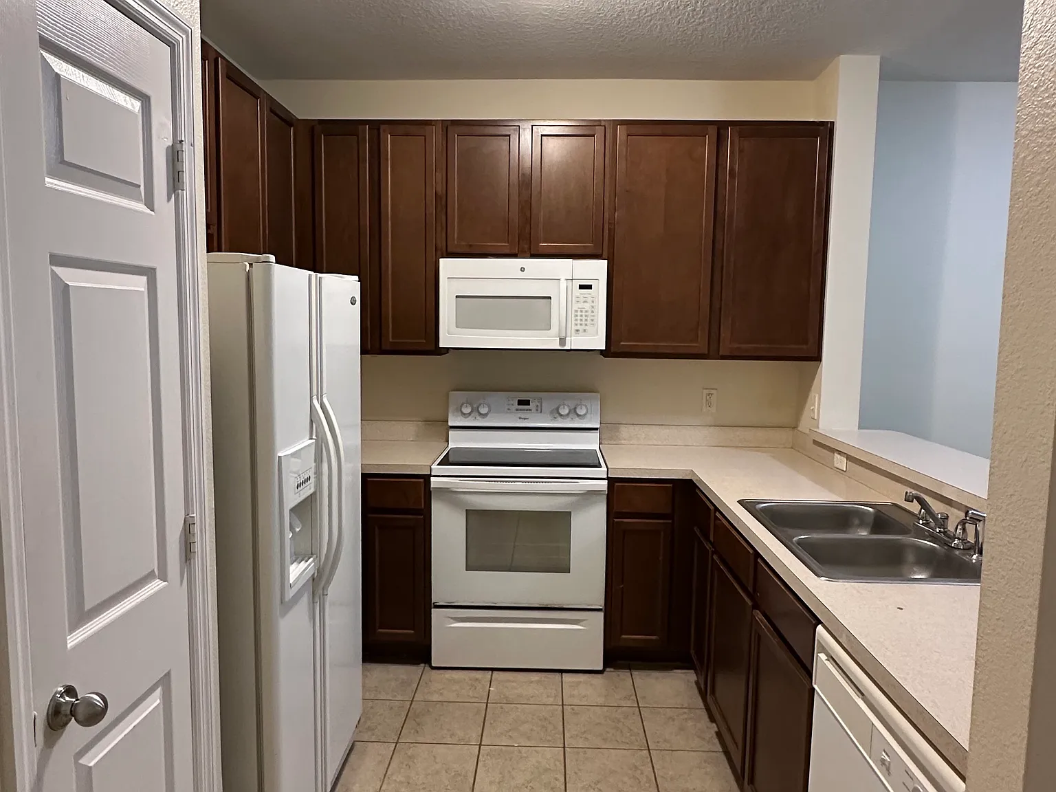 3 bed, 2.5 bath, 1481 sqft, $2,000 — Photo 4