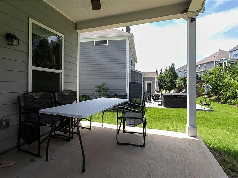 302 Pebblestone Ln — Photo 33