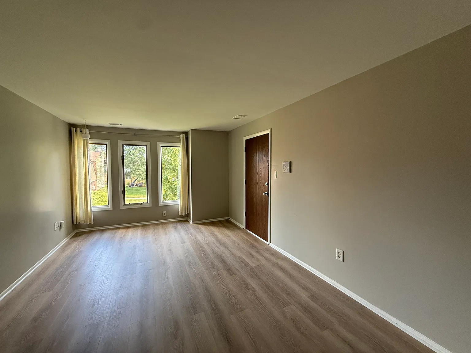1424 Oak Ct — Photo 3