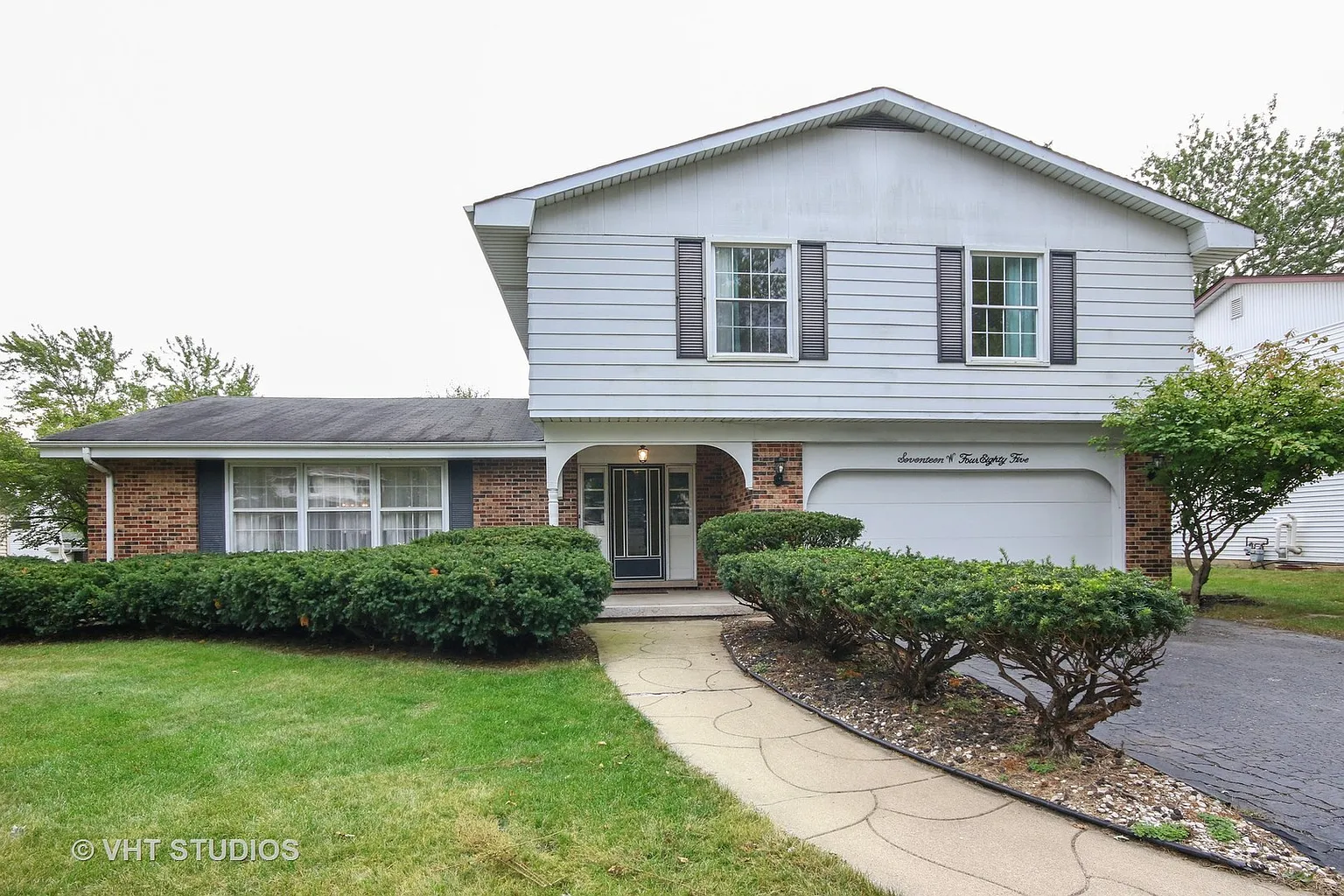 17W485 Concord Pl photo 1