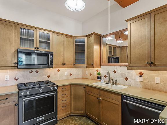 3rd image of 29 E 6th St Unit 206