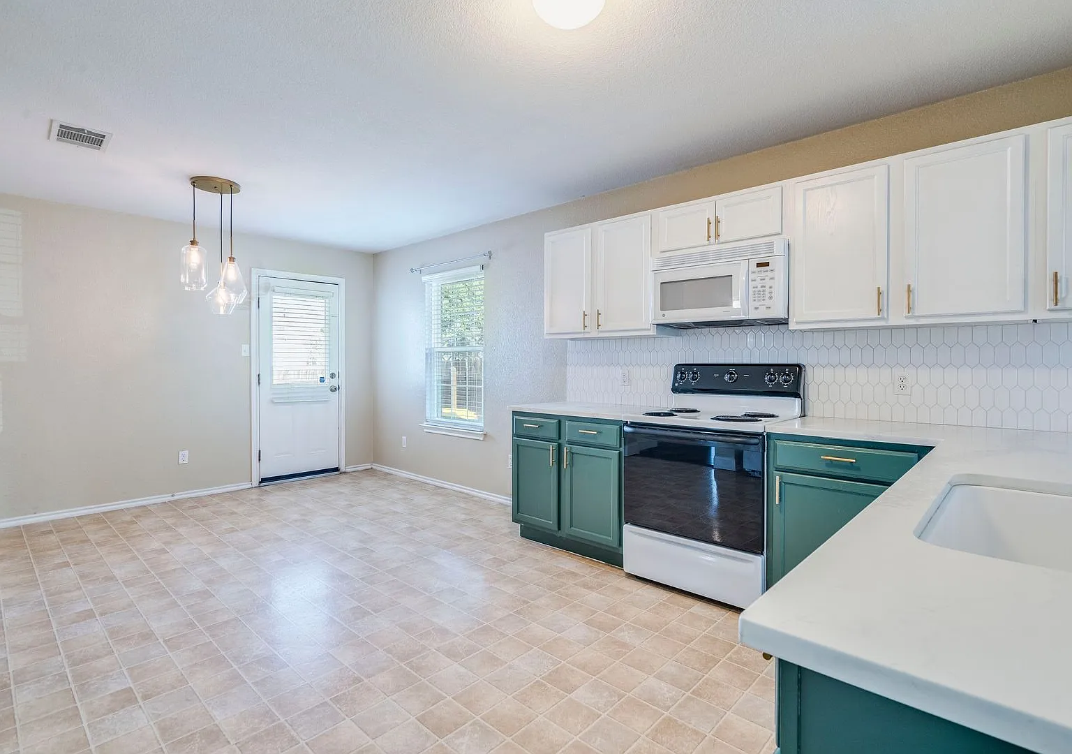 Move in Ready! 3-bedroom, 2-bath home in Manor, TX — Photo 3