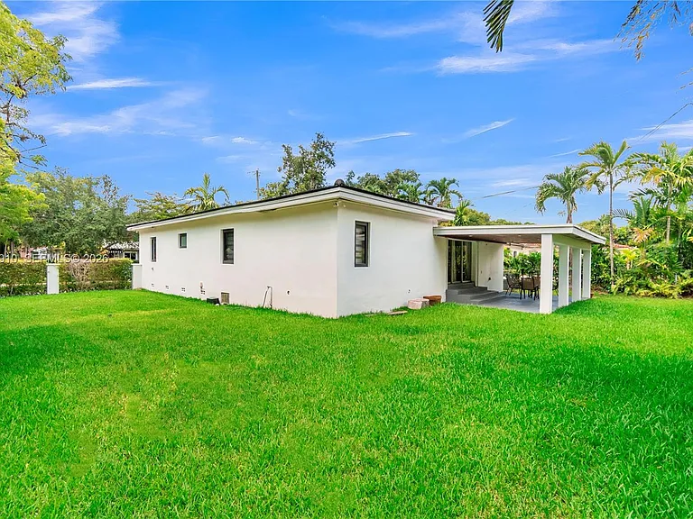 1015 Pizarro St — Photo 32
