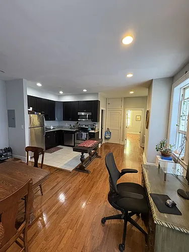 1730 Bank St Photo 1