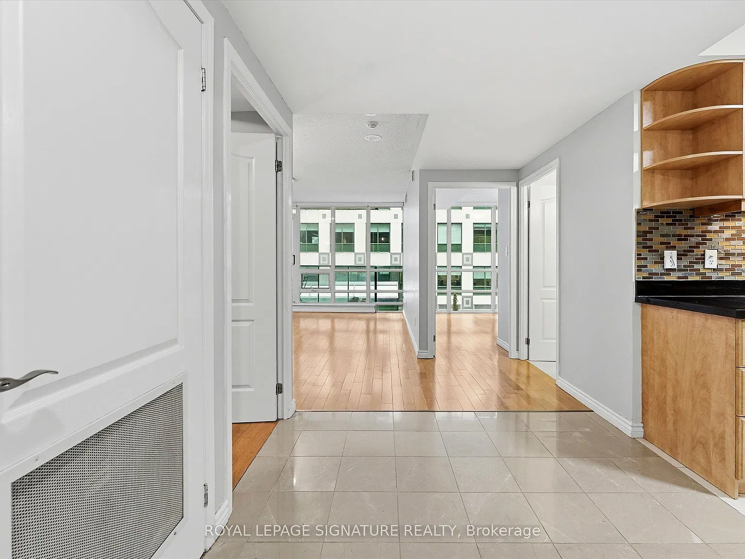 263 Wellington St W — Photo 2