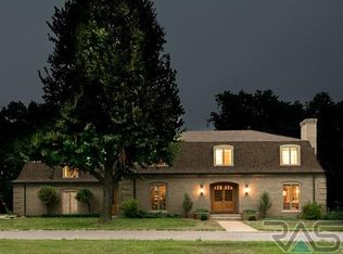 1500 N Oak Ridge Pl, Sioux Falls, SD 57110