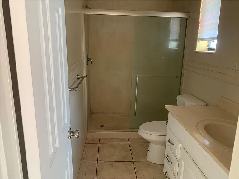 907 SW 78th Ave — Photo 13