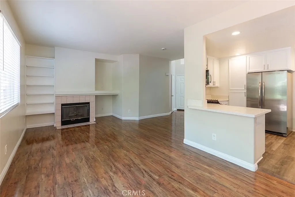 3 bed, 2.5 bath, 1402 sqft, $4,150 — Photo 4