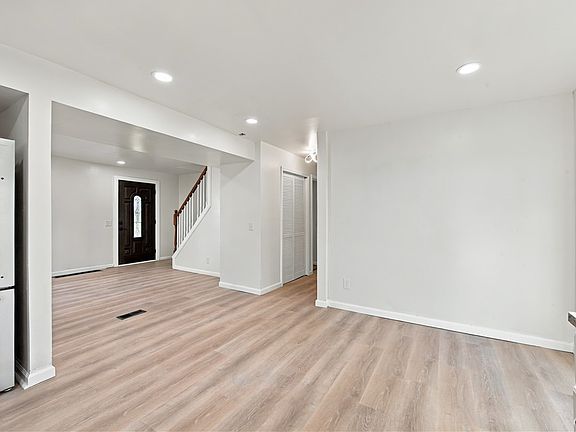4th image of 52 Whitman Rd
