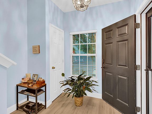 3rd image of 8442 Summerglen Cres