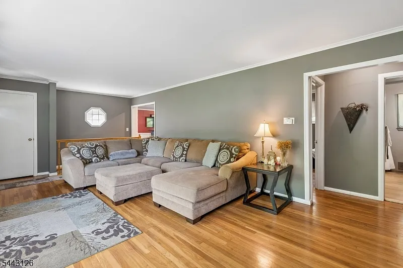 3 bed, 2.0 bath, 1378 sqft, $3,800 — Photo 3