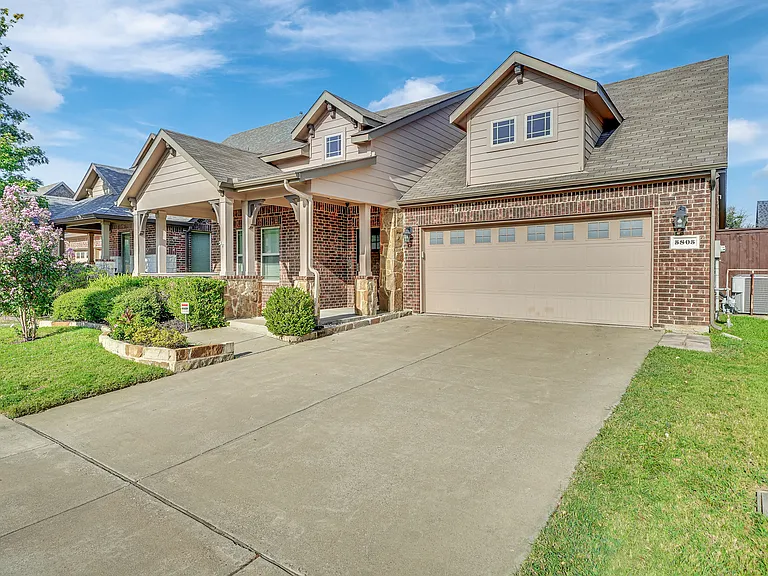 5805 Zinnia Dr — Photo 2