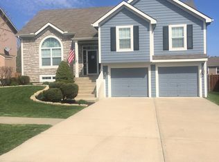 927 Wyndham Dr, Lansing, KS 66043
