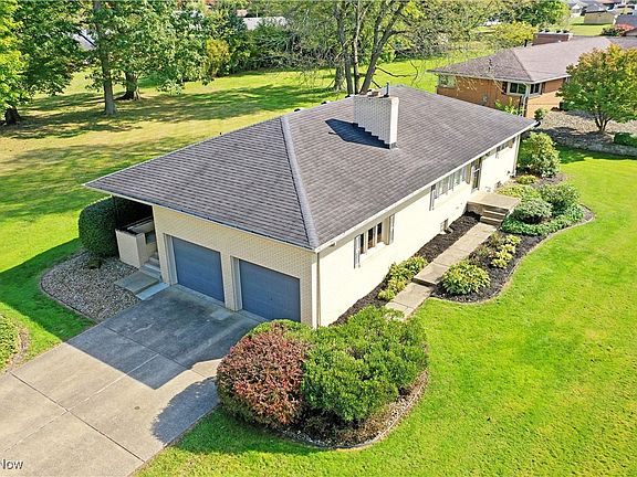5th image of 930 Crestwood Dr