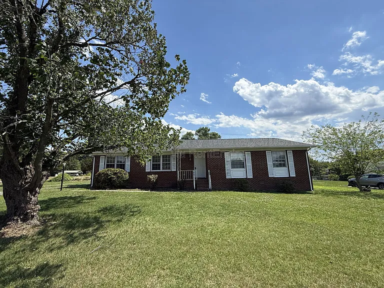1804 Sherwood Dr — Photo 2