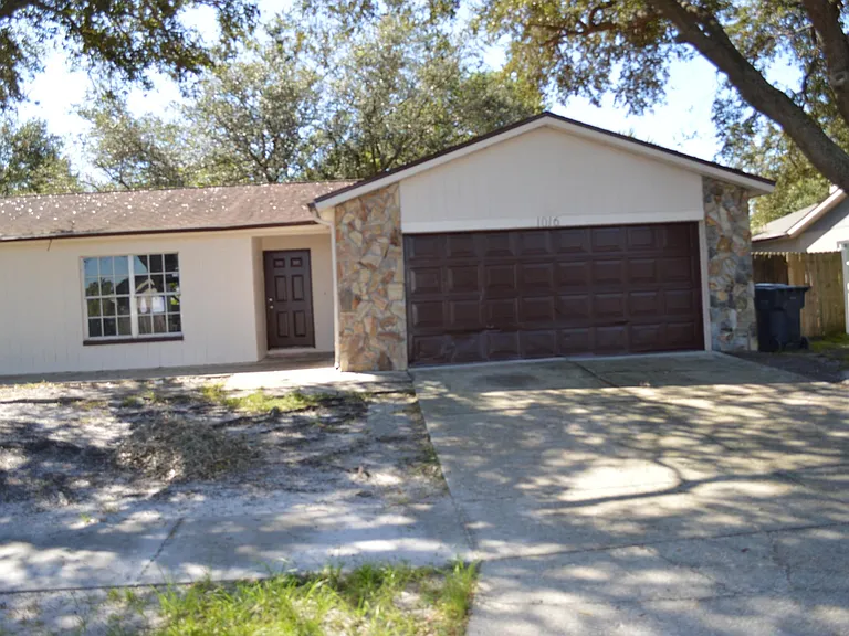 1016 Red Oak Cir — Photo 1