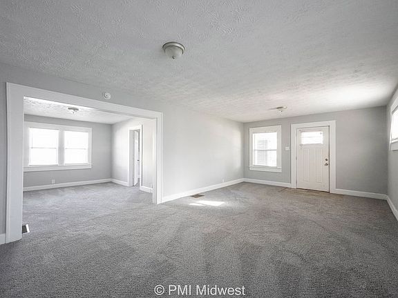 3rd image of 906 N Gladstone Ave