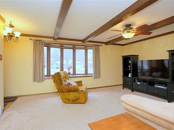 3rd image of 398 Roncroff Dr