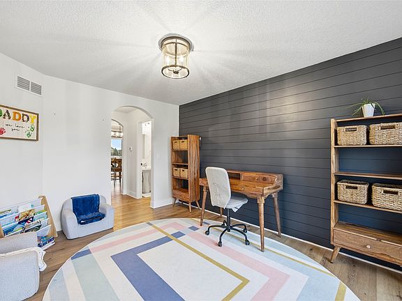 3rd image of 211 SW Oakmont Dr