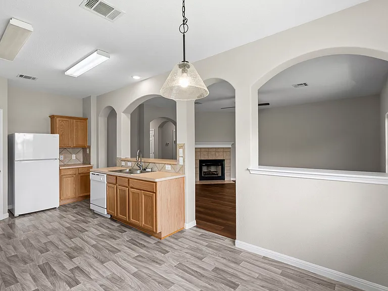 Kitchen/dining combo area