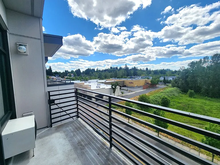 The Crossings at Gresham Station — Photo 55