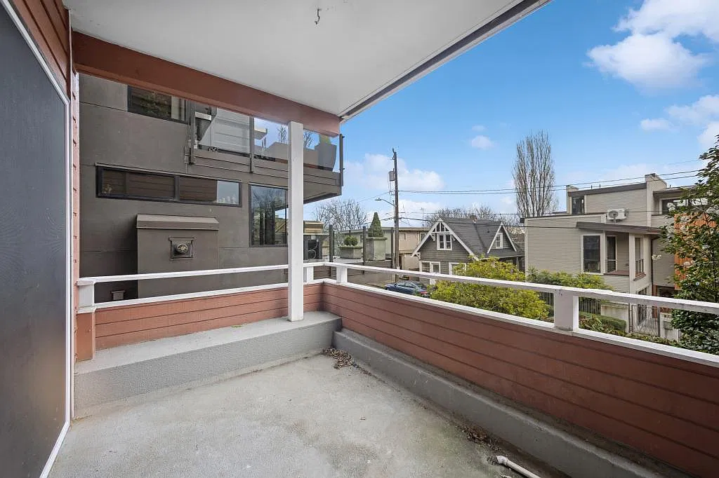 2028 Waverly Pl N - 2 bedrooms — Photo 2