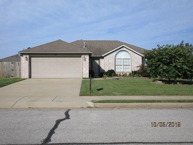 1st image of 320 Willow Dr