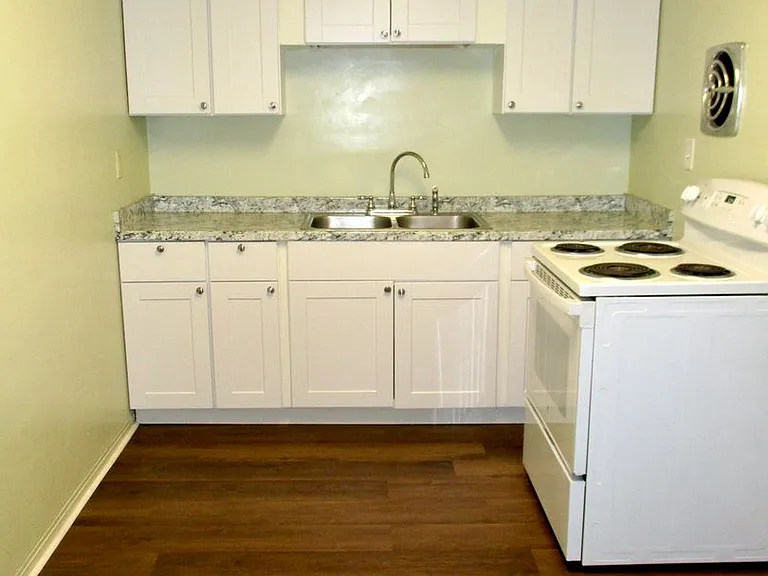802 Lewis Dr — Photo 2