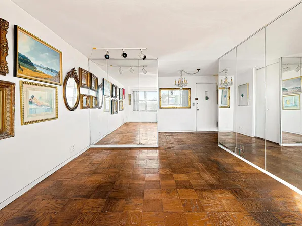 70-25 Yellowstone Boulevard image 7 of 28