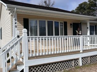 940 1st St, Manteo, NC 27954