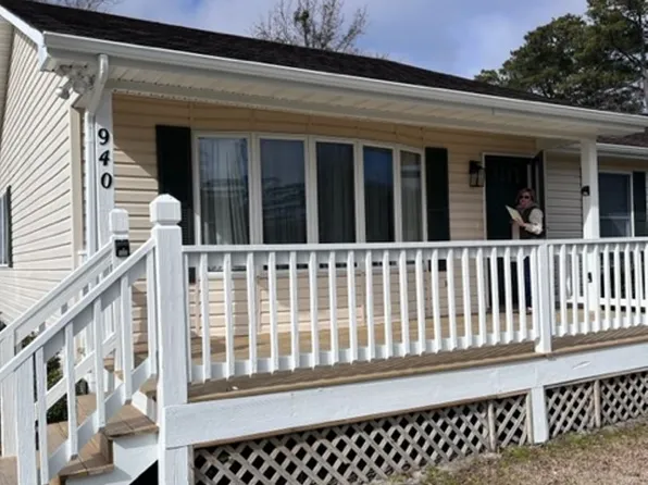 940 1st St, Manteo, NC 27954