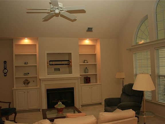4th image of 945 Sandoval Dr