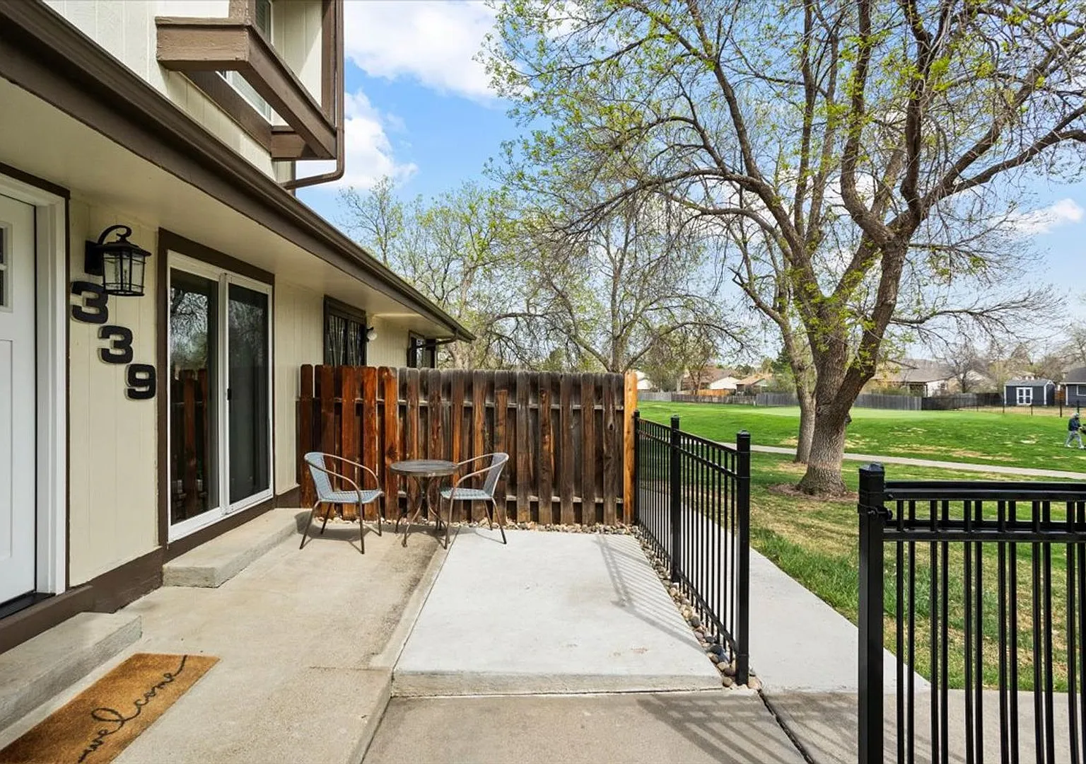 Charming Townhome Overlooking Lake Arbor Golf Course — Photo 3