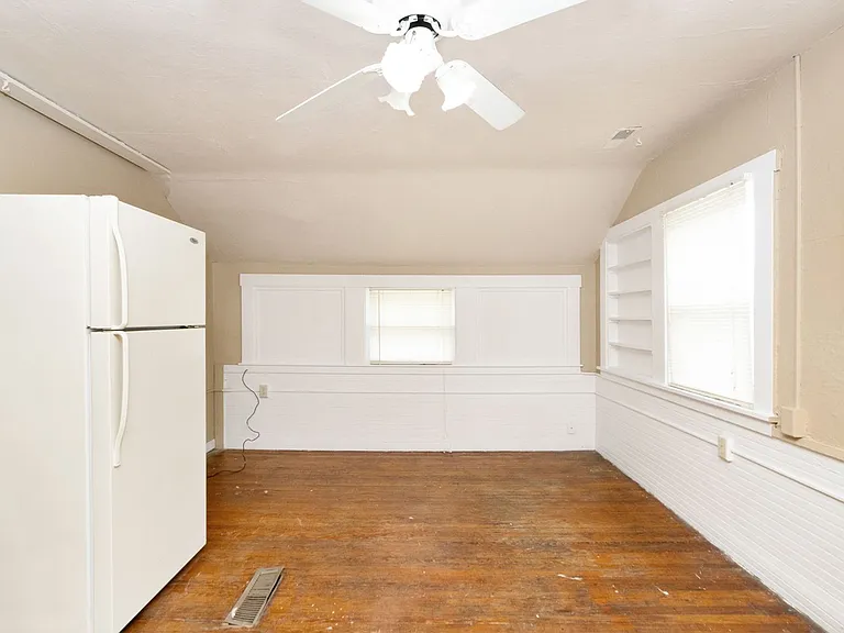 1215 Poyntz Ave — Photo 16
