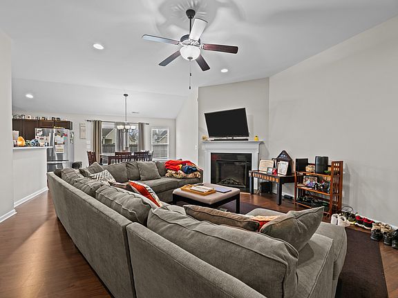 5th image of 211 Lynden Ln