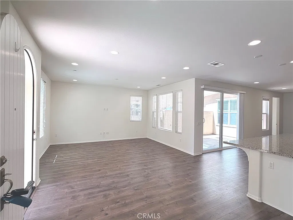 3 bed, 3.5 bath, 2134 sqft, $5,000 — Photo 3
