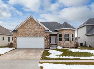 91 Cobblestone Ln, Le Claire, IA