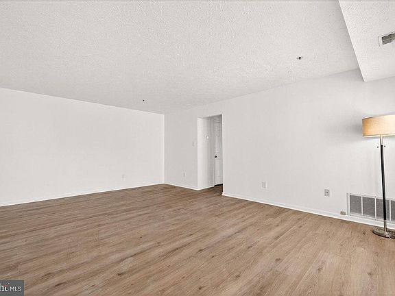 4th image of 615 Himes Ave Unit 106
