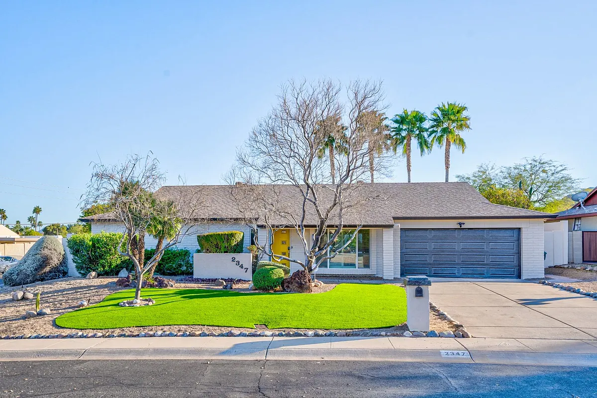 Building Photo - 2347 E Mescal St