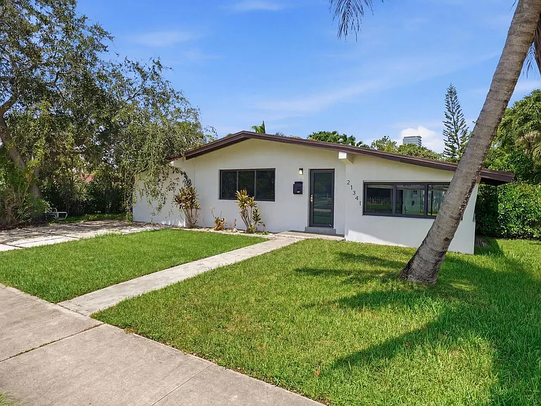 21341 NE 25th Ct — Photo 3