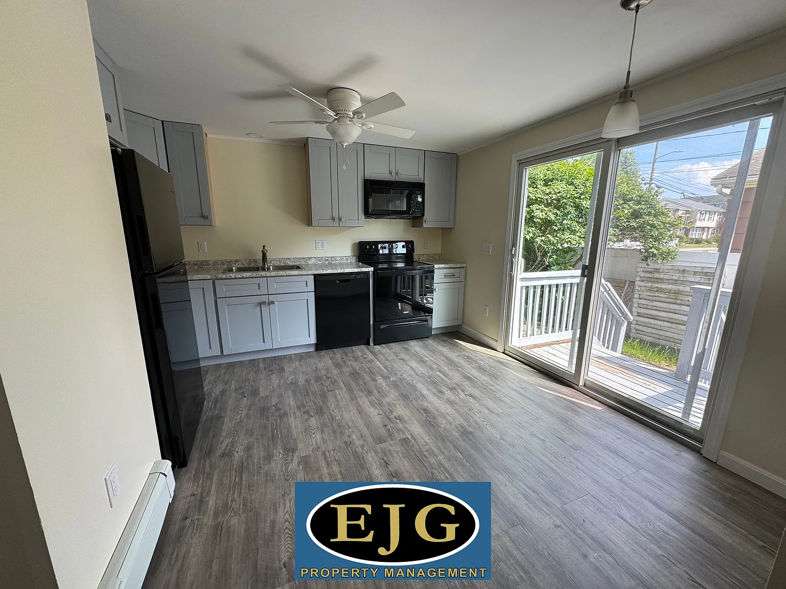 2 bed, 1.5 bath, 925 sqft, $2,050 — Photo 2